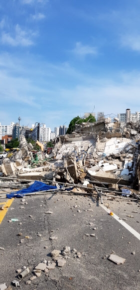 광주서 철거 중 건물 붕괴…시내버스 등 덮쳐