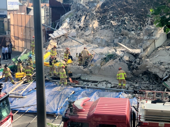 광주서 철거 중 건물 붕괴…시내버스 등 덮쳐