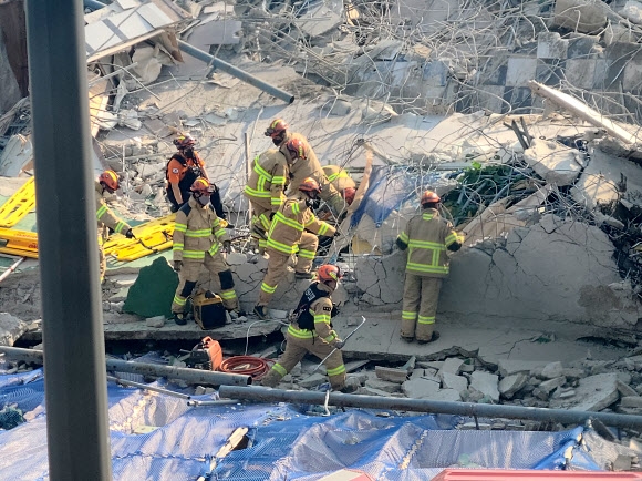 광주서 철거 중 건물 붕괴…시내버스 등 덮쳐