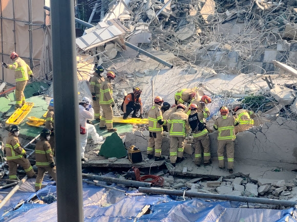 광주서 철거 중 건물 붕괴…시내버스 등 덮쳐