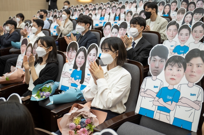 삼성청년SW아카데미 4기 수료생들이 9일 서울 강남구 멀티캠퍼스 교육센터에서 진행된 수료식에 참석해 박수를 치고 있다. 코로나19 상황을 고려해 현장에서는 수료생 25명이 참가했고, 나머지 240여명은 온라인으로 행사를 지켜봤다. 　삼성전자 제공