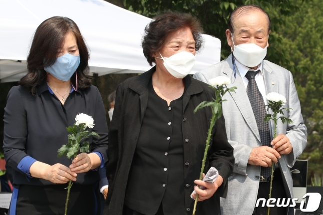 9일 오후 서울 서대문구 연세대학교에서 열린 제34주기 이한열 열사 추모식에서 이 열사의 어머니 배은심 여사가 헌화하고 있다.