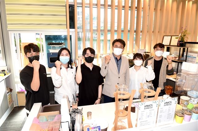 오승록(오른쪽 세 번째) 서울 노원구청장이 지난 4일 중계동 노원수학문화관 1층에 조성된 청년가게 1호점 ‘바모스 에스프레소’에서 청년 창업가들과 함께 파이팅을 외치고 있다. 노원구 제공