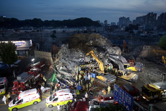 9일 오후 광주 동구 학동의 한 철거 작업 중이던 건물이 붕괴, 도로 위로 건물 잔해가 쏟아져 시내버스 등이 매몰됐다. 사진은 사고 현장에서 119 구조대원들이 구조 작업을 펼치는 모습. 2021.6.9  2021-06-09 20:56:02/ 연합뉴스