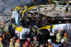 버스 날벼락… 무너진 건물에 깔려 17명 사상