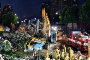 옥상에 굴착기 두고 부수다 와르르… 먼지 일더니 버스가 묻혔다(영상)