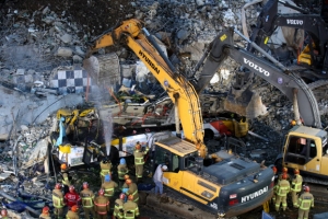 구겨지고 찢긴 버스… “못 믿겠다” 오열한 유족