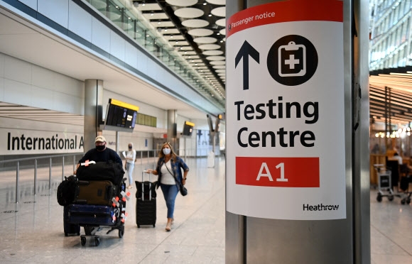 영국 런던의 히스로 공항의 코로나19 검사소 안내문.  EPA 연합뉴스