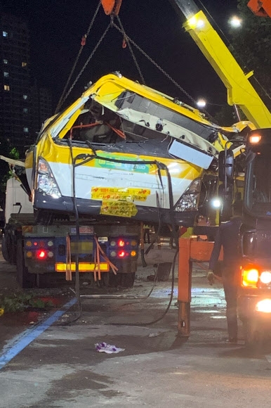 17명 사상 철거건물 붕괴 참사…처참하게 짓눌린 시내버스
