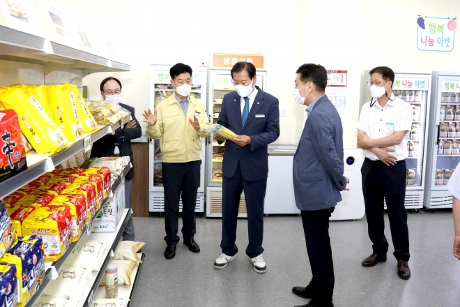 옥천군 김재종 군수(가운데)가 지난 9일 오픈한 행복나눔마켓을 점검하고 있다. 옥천군 제공.