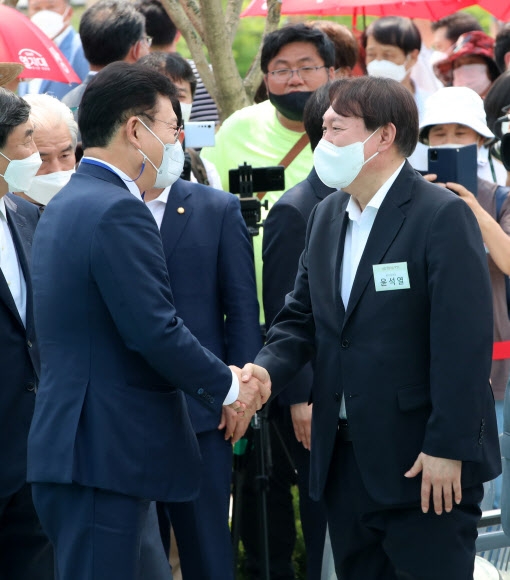 악수하는 송영길-윤석열