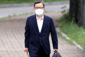 “증인 회유 가능성, 뇌물 재판 다시”… 8개월 만에 풀려난 김학의