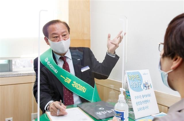 ‘무엇이든 상담관’으로 변신한 유동균(왼쪽) 서울 마포구청장이 지난 7일 성산2동 주민센터에서 주민의 민원을 들으며 상담하고 있다. 마포구 제공