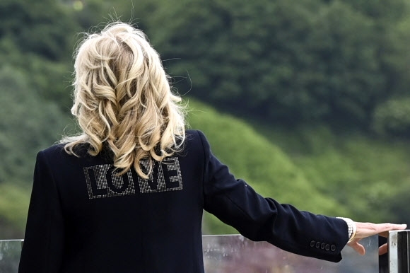 10일(현지시간) 영국 콘월에서 미국 영부인 질 바이든 여사가 입은 ‘LOVE’ 재킷. AP