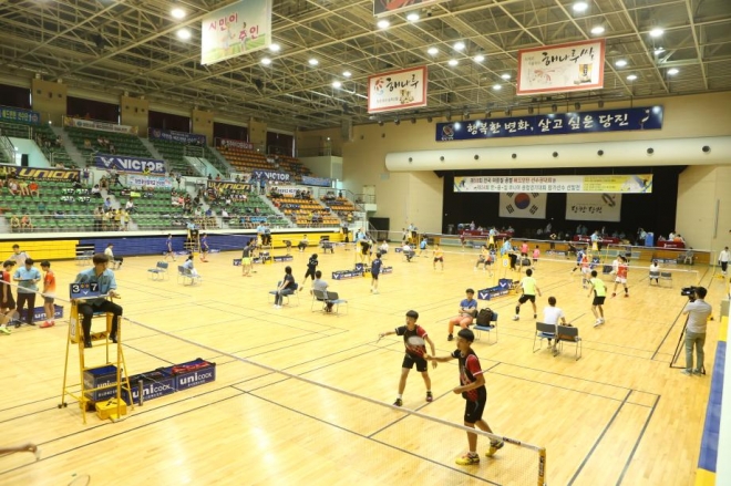 배드민턴 동호회 활동 모습. 당진시 제공.