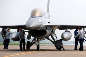 공군 “KF-16 비행 14일부터 재개”...새 때문에 엔진 손상