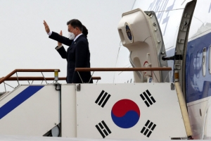 문 대통령, G7 정상회의 참석차 출국...양자회담도 줄줄이