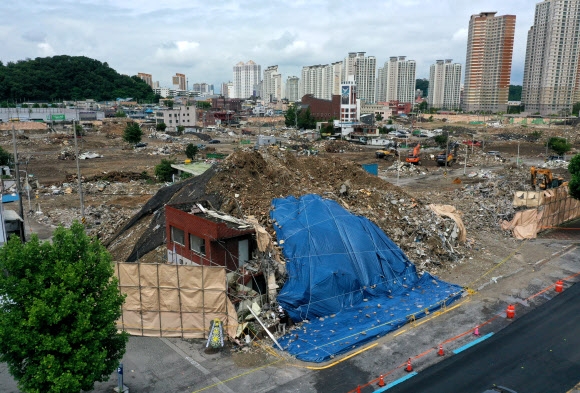 광주 학동 재개발지역 철거건물 붕괴 사고 조사가 진행되고 있다. 2021.6.11 연합뉴스