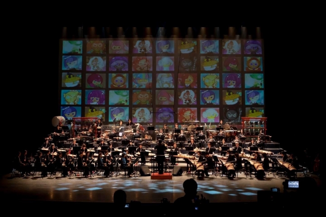 국립국악관현악단이 11일 국립극장 해오름극장에서 가진 ‘소소음악회’에서 모바일 게임 ‘쿠키런’의 배경음악을 연주하고 있다.  국립극장 제공