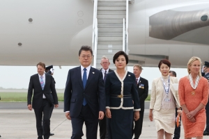 G7서 만나는 文-스가, 옷깃만 스칠까