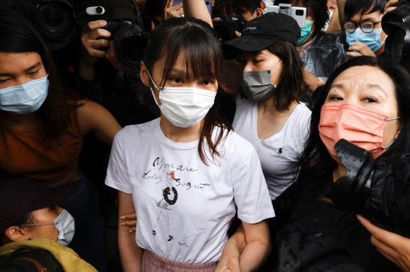 홍콩 민주화의 상징이자 지도자 가운데 한 명인 아그네스 차우가 12일 선고형량인 10개월형을 다 채우지 않고 7개월 만에 석방되자 지지자들이 반갑게 맞고 있다. 홍콩 로이터 연합뉴스