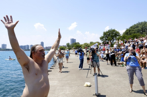 정말로 별 걸 다 보겠다고 댄 오코너의 365번째 입수 장면을 보기 위해 많은 사람들이 모여 들었다. 시카고 AP 연합뉴스