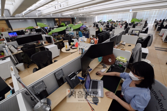 지난 11일 오전 경기 성남시 판교동 NHN 본사 9층 사무실에 출근한 오씨가 대면회의 자료를 준비하고 있다.  정연호 기자 tpgod@seoul.co.kr