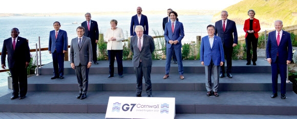 문 대통령, G7 정상과 기념촬영