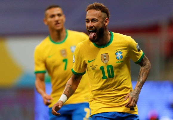 Neymar comemora gol de pênalti contra a Venezuela no dia 14 da Copa América.  Notícias da EPA Yonhap