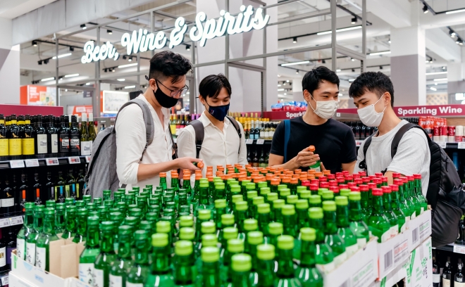 싱가포르 소비자들이 현지 최대 유통 체인점인 ‘페어프라이스’에서 참이슬 제품을 구입하고 있다. 하이트진로 제공