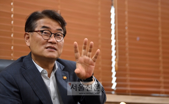 윤종인 개인정보보호위원장이 14일 서울 종로구 정부서울청사 집무실에서 단독인터뷰를 갖고 이르면 다음달 국회에 제출하는 개인정보보호법 개정안의 취지와 개인정보위 운영 방향을 설명하고 있다. 　정연호 기자 tpgod@seoul.co.kr