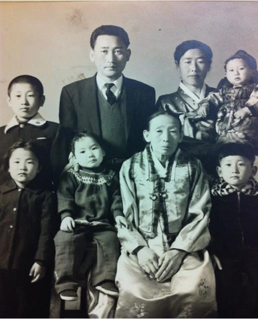 1960년대에 촬영한 최운산의 유족과 후손들의 사진. 앞줄에 한복을 입고 앉아 있는 사람이 최운산의 부인 김성녀. 뒷줄에 아들 최봉우 부부가 서 있다.  최운산장군기념사업회 제공