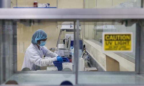 베트남의 한 병원에서 아스트라제네카(AZ) 백신을 2차까지 맞고도 직원 53명이 코로나19 무더기 확진 판정을 받았다. VN익스프레스 캡처