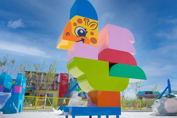 테마파크에 설치된 레고 조형물. 강원도 제공