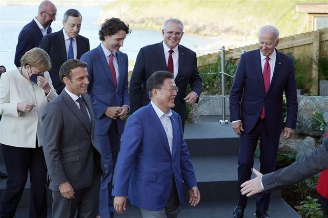 G7 정상들과 함께 이동하는 문대통령