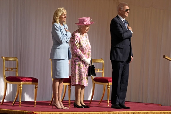 영국을 방문한 조 바이든 미국 대통령이 선글라스 차림으로 엘리자베스 2세 영국 여왕을 접견했다. 2021-06-14 AP연합뉴스