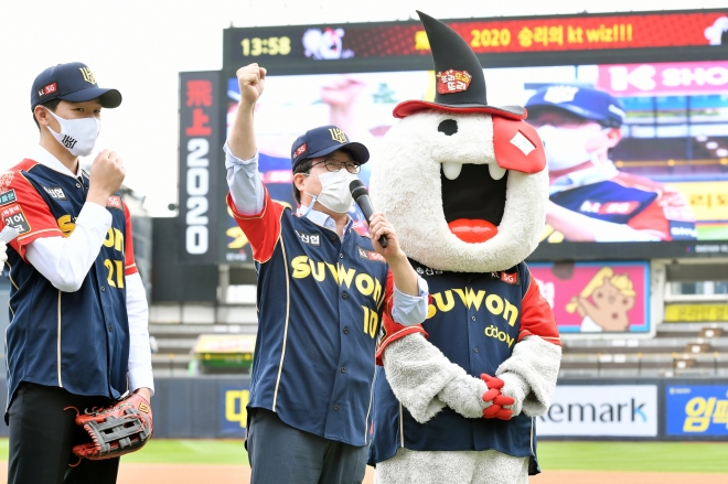 2020년 10월25일 수원kt위즈파크에서 열린 최종 홈경기에 시타자로 나선 염태영(가운데) 수원시장이 발언하고 있다. 수원시 제공