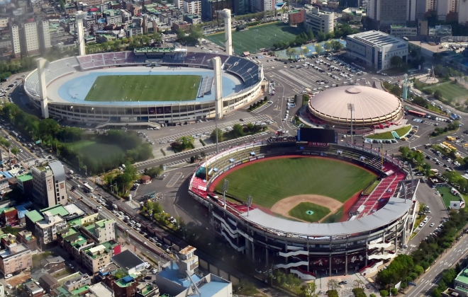 수원시를 연고로 둔 프로구단들의 홈구장이 모여있는 수원종합운동장 일대(왼쪽부터 수원종합운동장, 수원kt위즈파크, 수원체육관).수원시 제공 