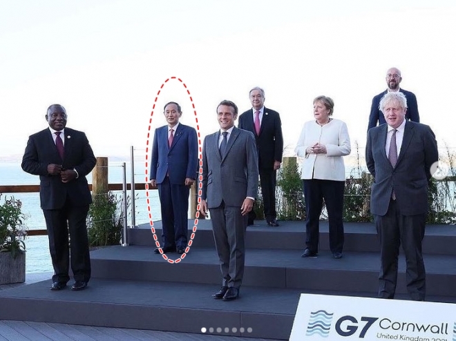 ‘소심’&#160;日 스가, G7 정상회담 기념 사진서 文 잘라냈다 스가 요시히데(빨간원) 일본 총리가 지난 13일 자신의 소셜네트워크서비스(SNs)에 올린 G7 정상회의 정상들 기념 사진에서 보리스 존슨 영국 총리 옆에 문재인 대통령을 잘라낸 사진을 올려 의도적인 사진 조작 논란이 일었다. 스가 요시히데 일본 총리 인스타그램 캡처 2021-06-15