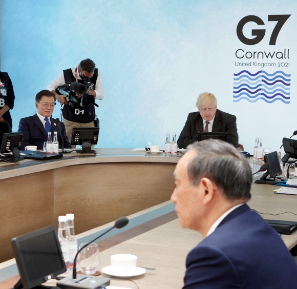 G7 확대회의 참석한 문 대통령과 스가 전 일본 총리