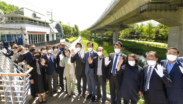 문석진(오른쪽 여섯 번째) 서울 서대문구청장이 홍제천변에 있는 ‘두바퀴환경센터’ 건물 앞에서 관계자들과 기념 촬영을 하고 있다. 서대문구 제공