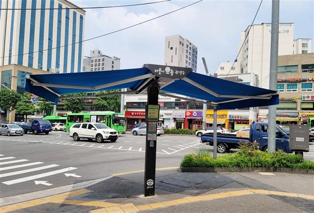 서울 관악구에 설치된 강감찬 스마트 그늘막의 모습. 온도, 바람세기, 일조량 등에 따라 자동으로 개폐된다. 관악구 제공