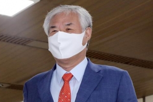 [포토] 미소 지으며 법정 향하는 전광훈 목사