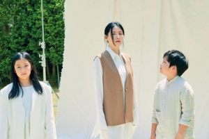 “독보적 청순美”…이영애, 훌쩍 큰 쌍둥이 근황 공개