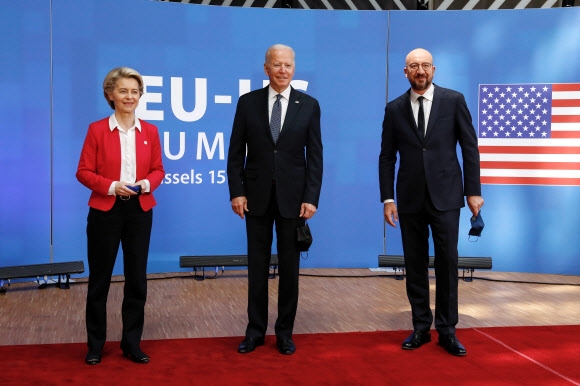 15일(현지시간) 조 바이든(가운데) 미국 대통령이 벨기에 브뤼셀 유럽연합(EU) 본부에서 샤를 미셸(오른쪽) EU 정상회의 상임의장·우르줄라 폰데어라이엔(왼쪽) EU 집행위원장과 기념촬영을 하고 있다. 브뤼셀 신화 연합뉴스