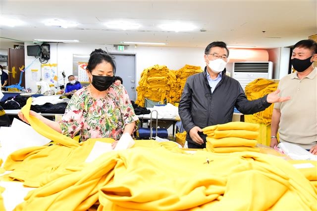 류경기(가운데) 중랑구청장이 서울 중랑구 면목본동에 있는 ‘혁신실업’을 찾아 직원들을 격려하고 업계의 어려움에 대해 듣고 있다. 중랑구 제공