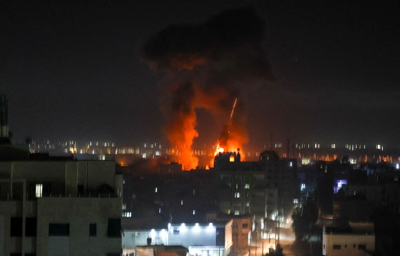 16일(현지시간) 이스라엘군의 팔레스타인 거주지 폭격으로 가자지구 내 가자시티의 건물들이 불타고 있는 모습. 이스라엘군은 전날 가자지구에서 이스라엘 쪽으로 폭발물을 단 풍선이 날린 데 대응한 것이라고 밝혔다. 지난달 21일 팔레스타인 무장조직 하마스와 휴전한 지 약 한달 만의 폭격이다. 가자지구 AFP 연합뉴스