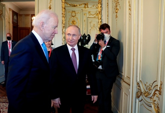 스위스 제네바에서 열린 미·러 정상 회담에 참석한  바이든 미국 대통령(오른쪽)과 푸틴 러시아 대통령. AFP 연합뉴스