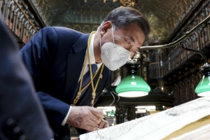 ‘독도 古지도’ 마주한 문대통령 “韓 영토 보여주는 소중한 자료”