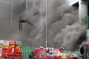 이천 쿠팡물류센터 불길 재확산…소방관 1명 탈진